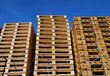 Photo en ligne au meilleur prix many wooden pallets placed in warehouse coutyard