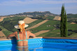 Photo: Frau entspannt sich im Pool - Toskana, Marken, Italien Frau entspannt sich im Pool - Toskana, Marken, Italien