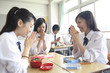 お弁当を食べる女子高校生