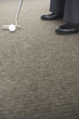 パターの練習をする社長の足元