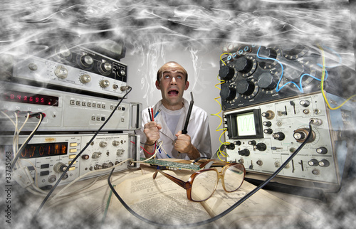 Foto: Funny nerd scientist soldering at vintage laboratory Funny nerd scientist soldering at vintage laboratory