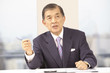 会議で発言をする社長