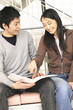 講義内容について話す大学生達