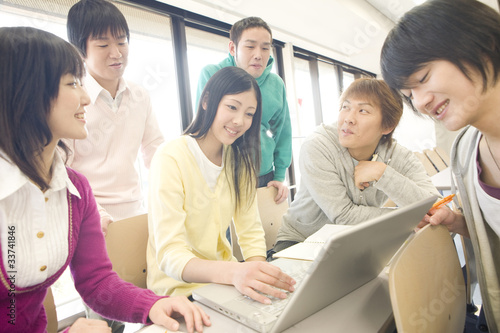 Photo: 友達と談笑する学生 友達と談笑する学生