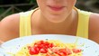 Frau isst Spaghetti Frau isst Spaghetti