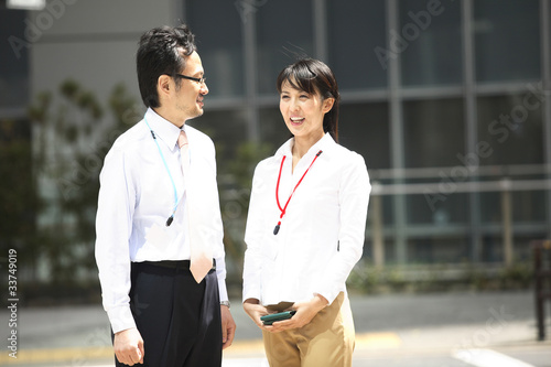 Photo: 談笑するビジネスマンとオフィスレディ 談笑するビジネスマンとオフィスレディ