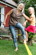 Slackline Mutter mit Tochter