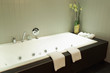 Badewanne Jacuzzi mit Dekoration