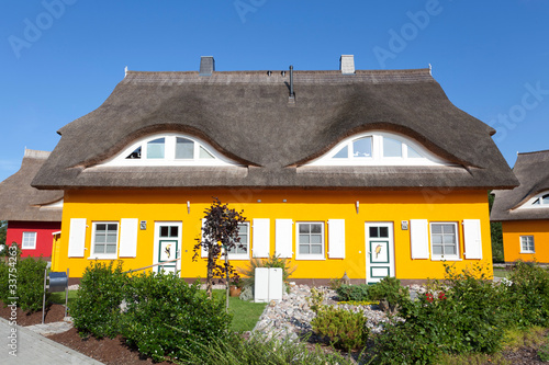 Photo: reetgedecktes Zweifamilienhaus mit Schnitzereien in den Türen reetgedecktes Zweifamilienhaus mit Schnitzereien in den Türen