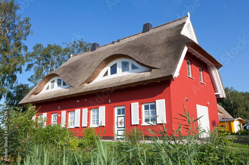 Photo: modernes reetgedecktes Zweifamilienhaus modernes reetgedecktes Zweifamilienhaus