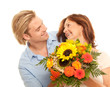 Sohn schenkt seiner mutter einen Blumenstrauß Sohn schenkt seiner mutter einen Blumenstrauß