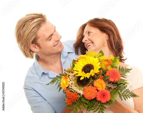 Photo: Sohn schenkt seiner mutter einen Blumenstrauß Sohn schenkt seiner mutter einen Blumenstrauß