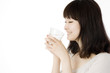 水を飲む女性