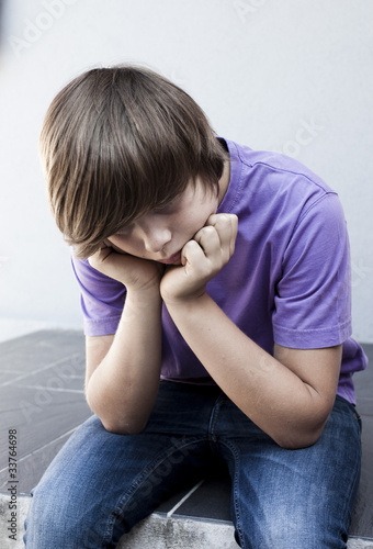 Photo: jeune adolescent boudeur jeune adolescent boudeur