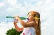 Kind mit der Mineralwasserflasche