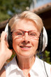 femme séniro écoutant de la musique au casque
