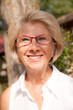 jolie femme retraitée souriante
