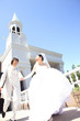 チャペルの前を走る新郎・新婦