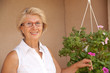 Photo: femme retraitée qui s'occupe de ses plantes femme retraitée qui s'occupe de ses plantes