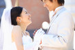 Foto: 手を取り合う新郎・新婦 手を取り合う新郎・新婦
