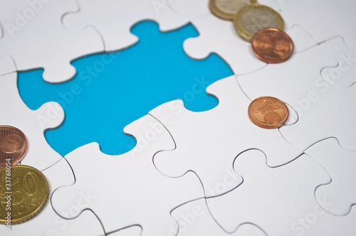 Photo: Puzzle mit blauen Hintergrund und Euromünzen Puzzle mit blauen Hintergrund und Euromünzen