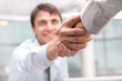 Foto: Closeup of business people shaking hands over a deal Closeup of business people shaking hands over a deal