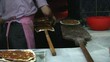 Lahmacunlar fırına girerken