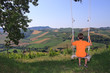 Photo: Baum-Schaukel mit Aussicht auf mediterrane Landschaft Baum-Schaukel mit Aussicht auf mediterrane Landschaft