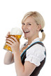 Foto: Hübsche junge blonde Frau im Dirndl trinkt aus Oktoberfest Mass Hübsche junge blonde Frau im Dirndl trinkt aus Oktoberfest Mass