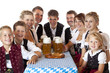 Foto: Bayrische Familien in Tracht stossen mit Oktoberfest Bier an. Bayrische Familien in Tracht stossen mit Oktoberfest Bier an.