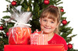mädchen hält ihre weihnachtsgeschenke mädchen hält ihre weihnachtsgeschenke