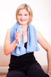 junge sportliche Frau mit Wasserflasche