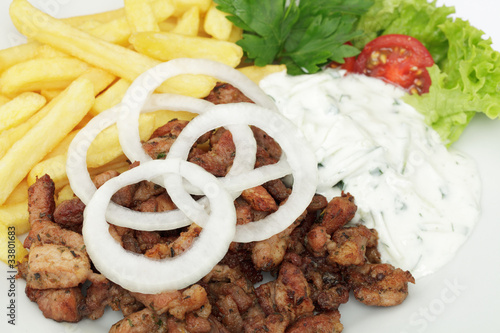 Foto: Pfannegyros mit Pommes frites und Tsatsiki Pfannegyros mit Pommes frites und Tsatsiki