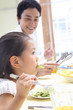 食事中の子供と父親