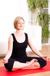 junge Frau beim Yoga zu Hause