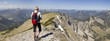 frau blickt in die bayrischen alpen am sonnwendjoch