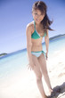 砂浜に立つ水着女性