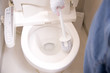 トイレ掃除をする女性の手元