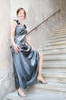 Portrait einer schönen jungen Frau in silbernem langen Kleid Portrait einer schönen jungen Frau in silbernem langen Kleid