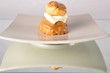 religieuse au café