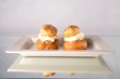 religieuse au café