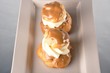 religieuse au café