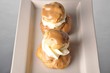 religieuse au café