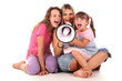 Foto: Familie mit Megafon Familie mit Megafon