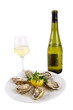assiette d'huitres bouteille et verre de vin blanc assiette d'huitres bouteille et verre de vin blanc