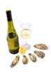 assiette d'huitres bouteille et verre de vin blanc assiette d'huitres bouteille et verre de vin blanc