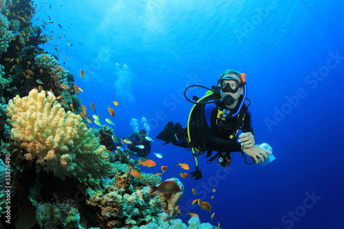Foto: Scuba Diver explores Coral Reef in Tropical Sea Scuba Diver explores Coral Reef in Tropical Sea