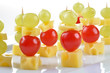 Käsesticks mit Trauben und Tomaten
