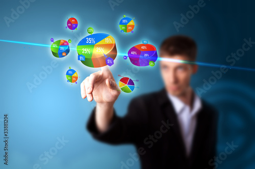 Foto: Businessman pressing pie chart button Businessman pressing pie chart button
