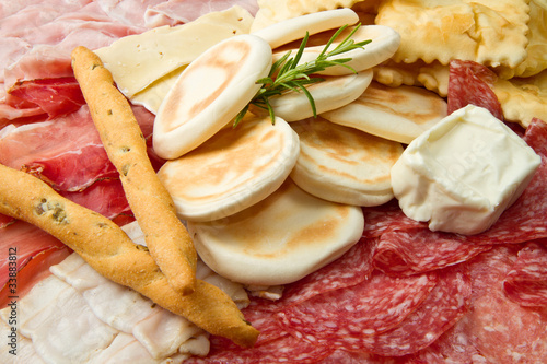 Photo: tagliere di salumi e gnocco fritto tagliere di salumi e gnocco fritto
